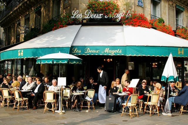People dining on a restaurant patio in Paris