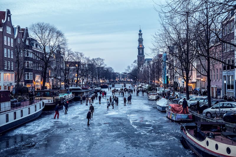 People ice skating on the Prinsengracht canal in Amsterdam