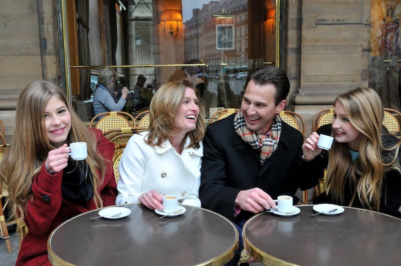 Family photoshoot at a Paris cafe