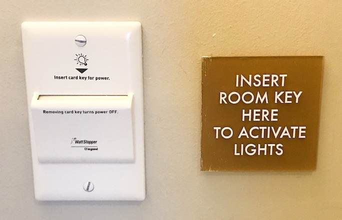 Hotel mechanism for turning on the room lights with a key card