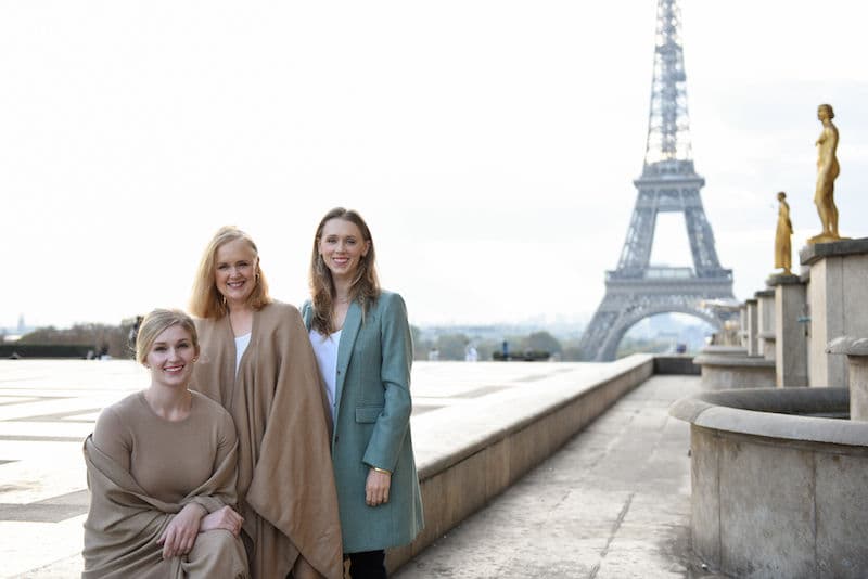 Mother and two daughters photoshoot at the Trocadero in Paris